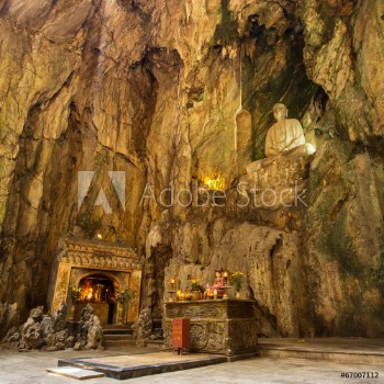 Bild på Buddhist pagoda in Huyen Khong cave in Marble Mountains at Da Na